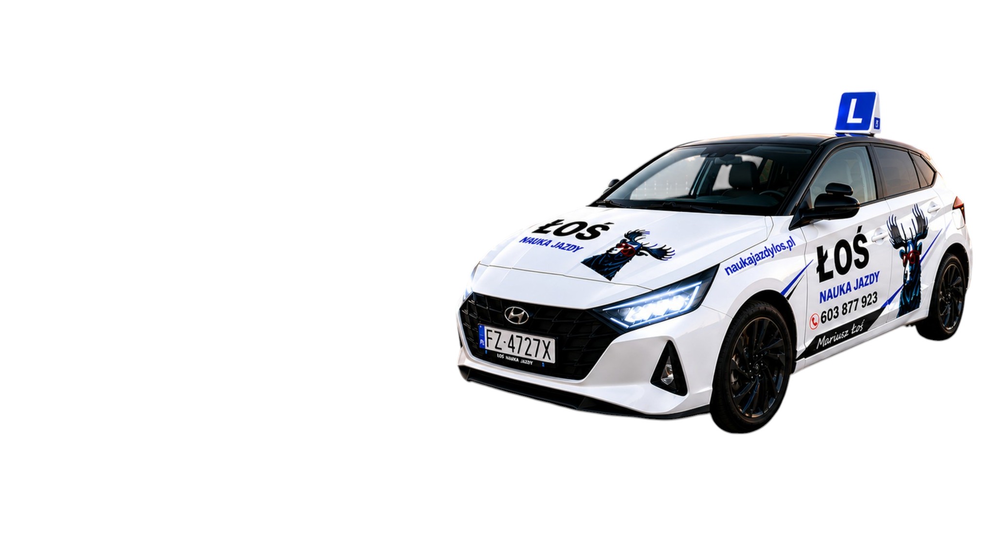 Biały samochód szkoleniowy Hyundai szkoły Łoś z niebieską literą L na dachu